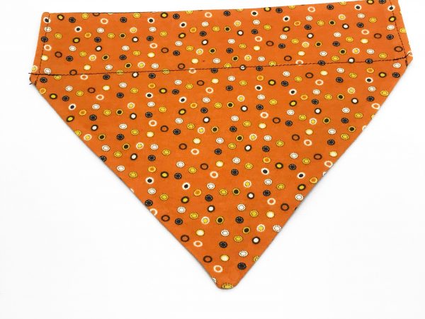 Bandana para cachorro de Halloween com manchas laranja