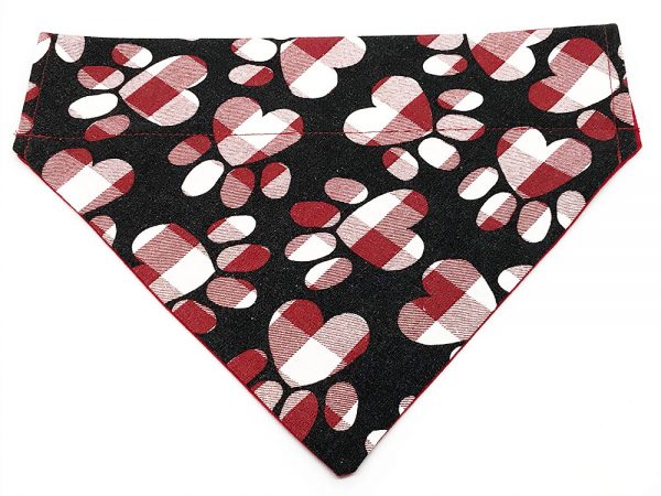 Pañuelo para perro con estampado de pata de cuadros rojos y blancos y corazones