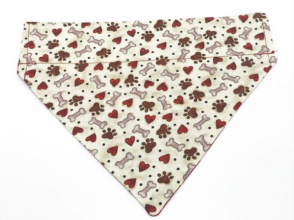 Bandana de cachorro com estampas de patas, corações e ossos