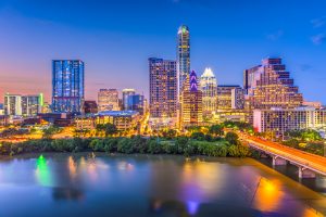 Skyline der Innenstadt von Austin, Texas, USA über dem Colorado River.