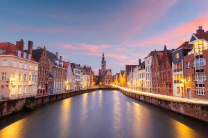 Brügge, Belgien historische Kanäle in der Abenddämmerung.