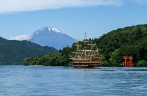 Sanctuaire de Hakone avec croisière touristique et mont Fuji au lac Ashi, Japon