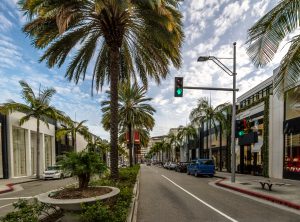 Rodeo Drive Street mit Geschäften und Palmen in Beverly Hills - Los Angeles, Kalifornien, USA