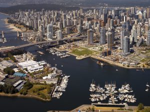 Luftaufnahme des Hafens von Granville und der Brücke in False Creek. Burrard Bridge und die Stadt Vancouver in British Columbia. Westkanada
