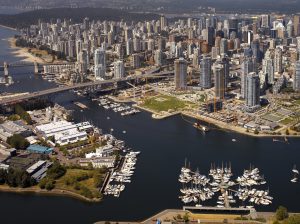 Vue aérienne du port de Granville et du pont de False Creek. Burrard Bridge et la ville de Vancouver en Colombie-Britannique. Canada de l'Ouest