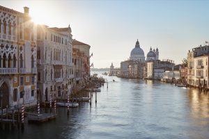 Grand Canal à Venise avec la basilique Sainte Marie de la Santé, soleil le matin en Italie