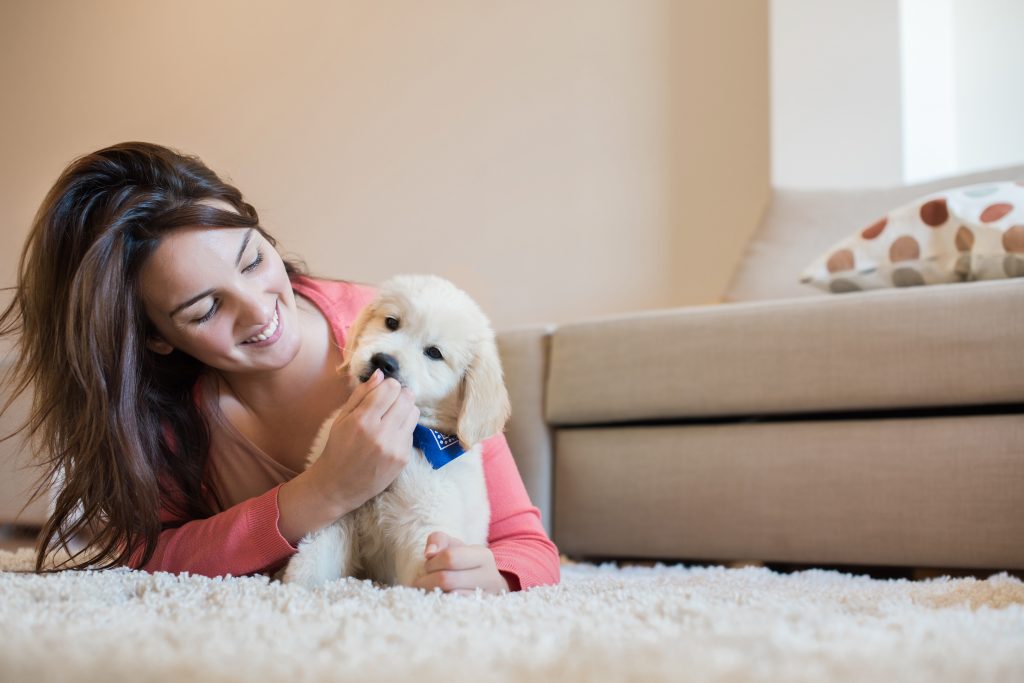 mujer, yacer piso, con, un, perrito